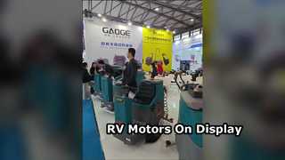 En el suelo: nuestros motores en la exposición